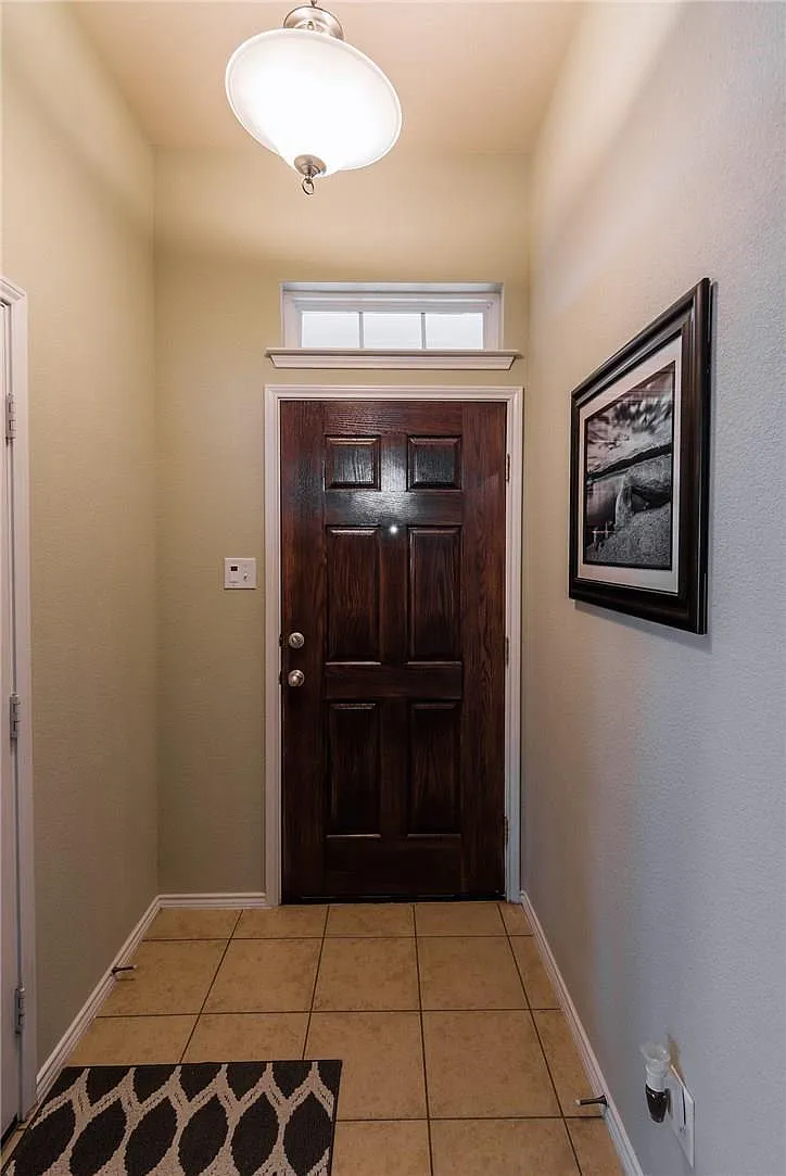 3 bed, 1616 sqft, $1,800 — Photo 2