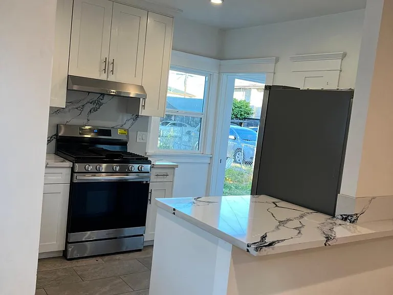 1028 Broad Ave — Photo 2