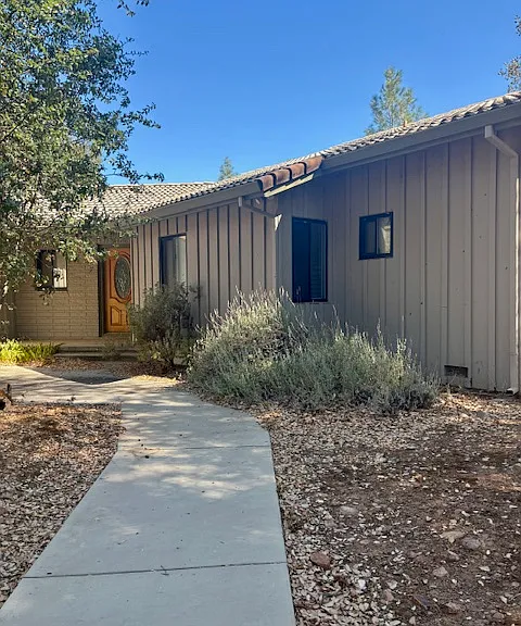 1900 Meadowbrook Dr — Photo 1