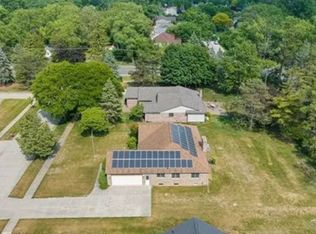 2045 McIntosh Dr, Troy, MI 48098