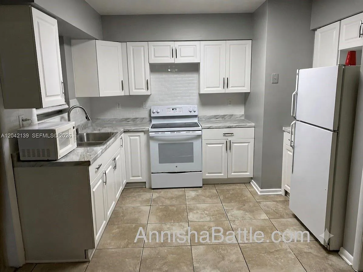 3 bed, 1.0 bath, 1300 sqft, $3,250 — Photo 2