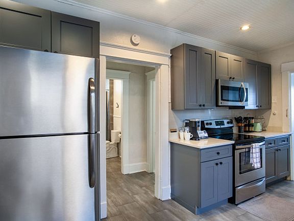 4th image of 929 Irwin St #929