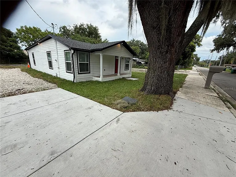 225 E Warren Ave — Photo 5