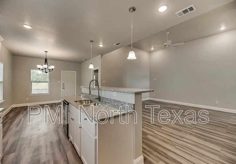 1518 Walworth St — Photo 7