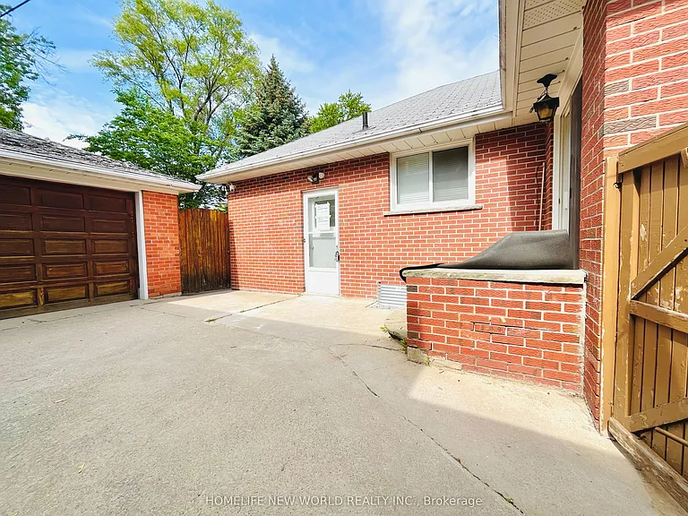 308 Maplehurst Ave #BASEMENT — Photo 2