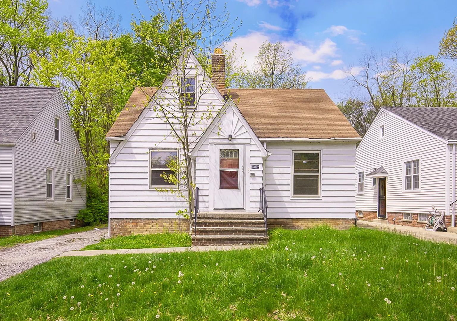 2 Bed 1.5 Bath Beautiful Single Family Home In Warrensville Heights! — Photo 1