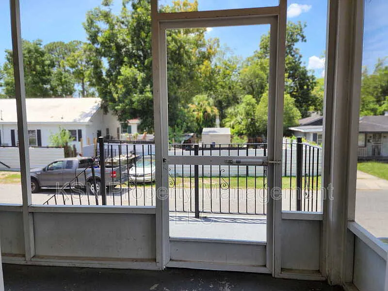 2 bed, 1.0 bath, 1284 sqft, $1,600 — Photo 2