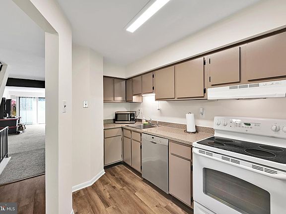 4th image of 401 Summit House