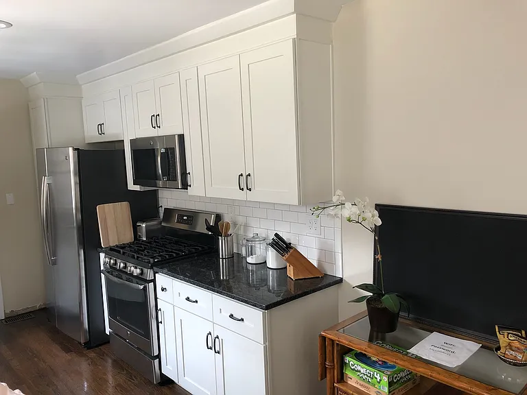211 W 51st St #1 — Photo 11