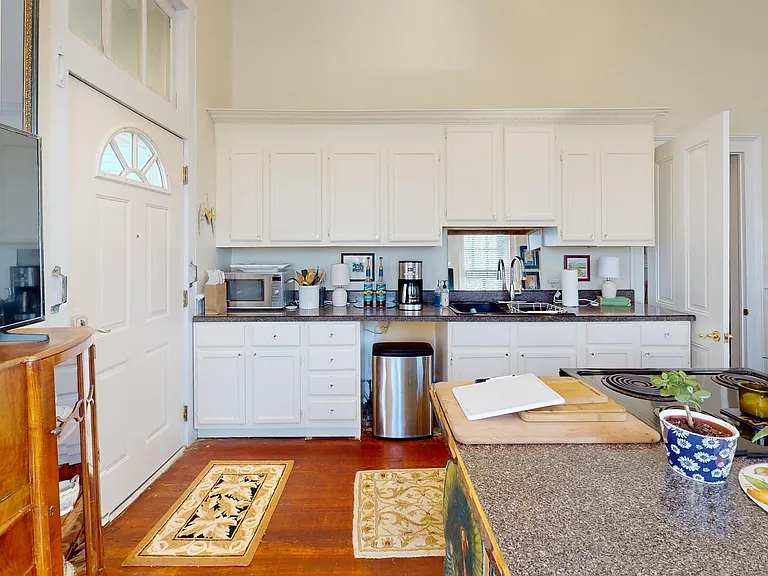 648 Clayton St — Photo 14