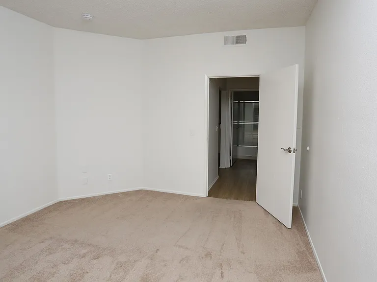 Lakeview — Photo 13