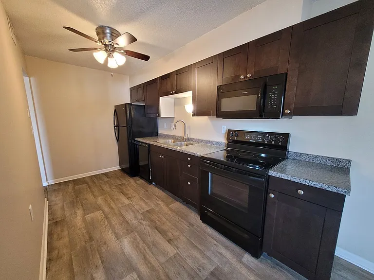 West Glen Apartments — Photo 27
