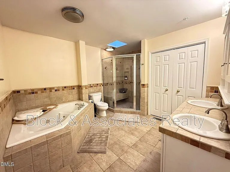 210 E Davie St — Photo 24