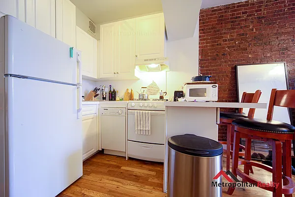 Rented by Metropolitan Realty | media 4