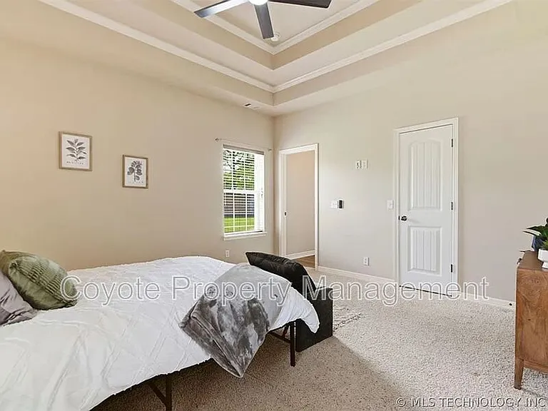 2809 N Fern Ave — Photo 11