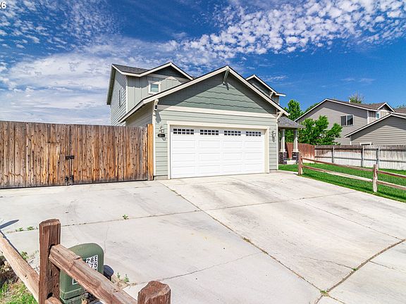 3rd image of 2375 NW Valley View Dr