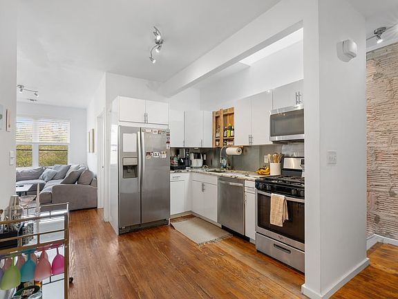 4th image of 22 Willowdale Ave Floor 2