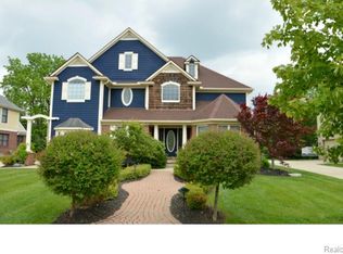 847 Glen Meadows Dr, South Lyon, MI 48178