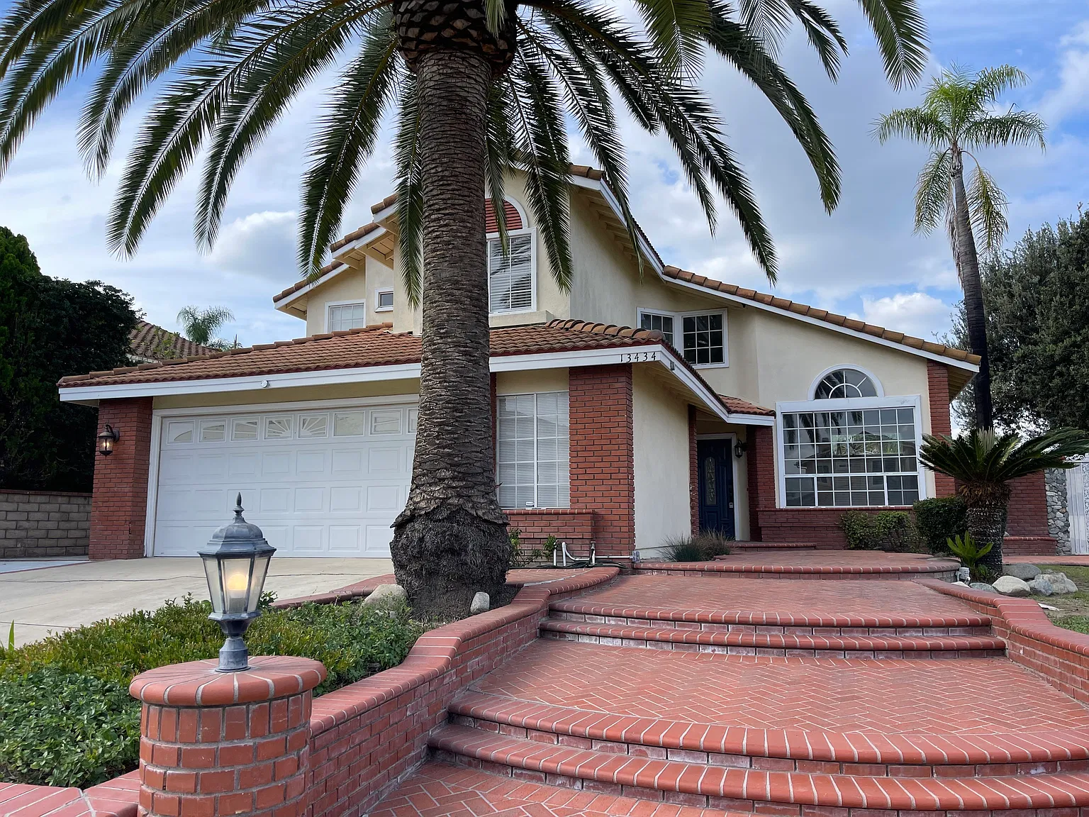 3 bed, 2.5 bath, 1671 sqft, $3,700 — Photo 2