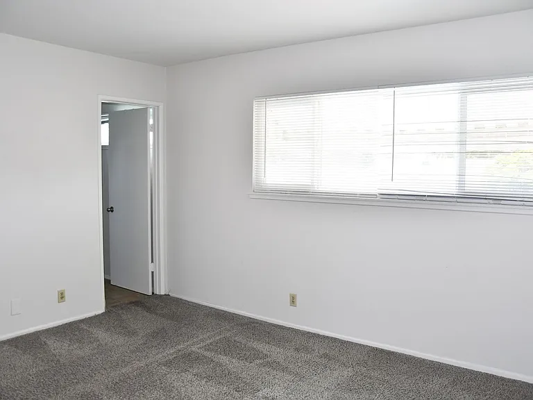 522 E Collins Ave — Photo 50