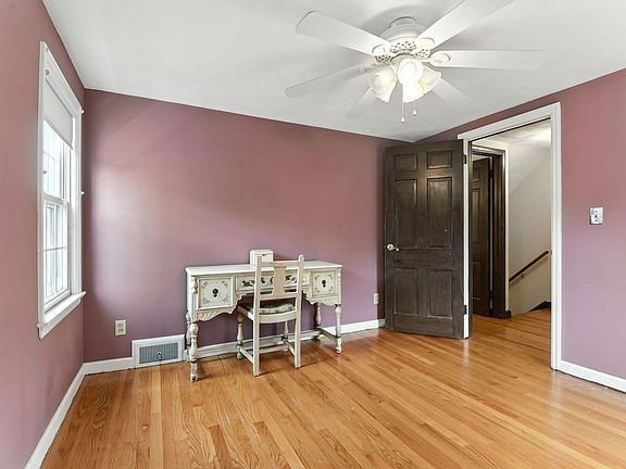 5th image of 384 Abbott St