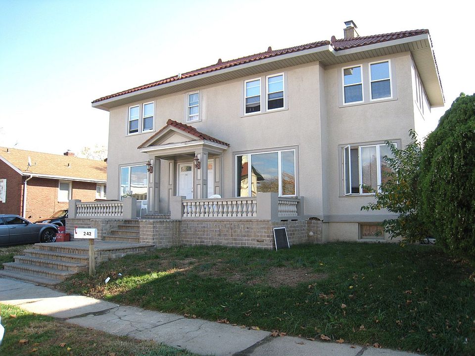 1st image of 242 E Beech St