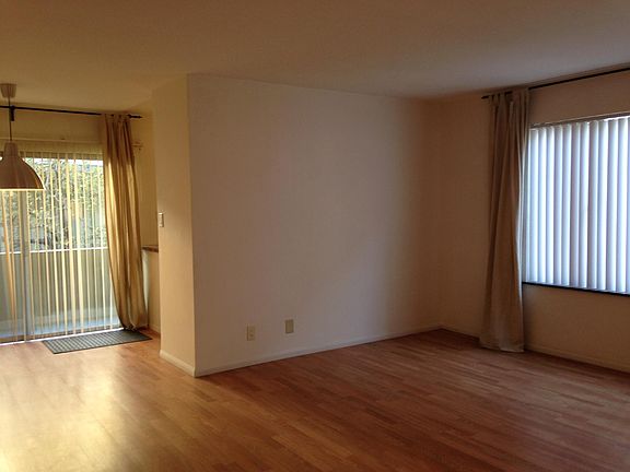 4th image of 830 S Barrington Ave APT 4