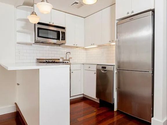 3rd image of 255 W 14th St APT 2C