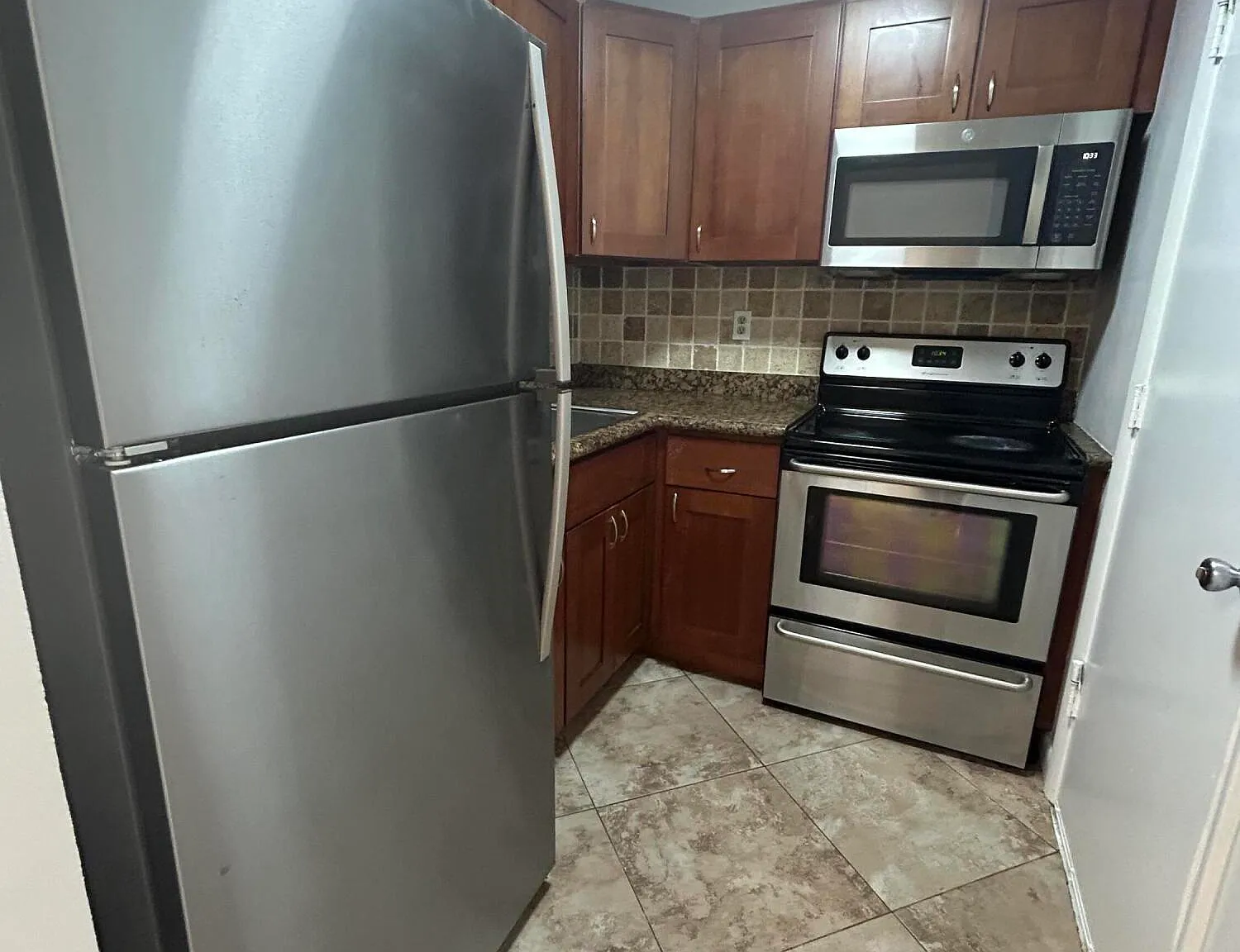 2 bed, 1.5 bath, 860 sqft, $1,750 — Photo 2