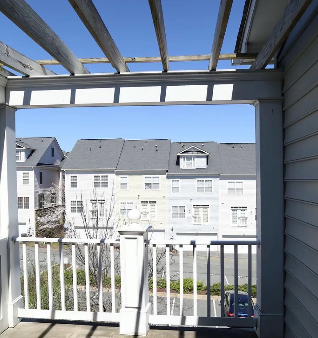 3 bed, 3.5 bath, 2728 sqft, $3,900 — Photo 4