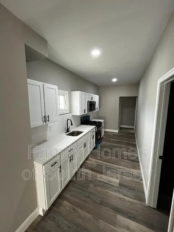 3 bed, 2.0 bath, 1000 sqft, $2,100 — Photo 4