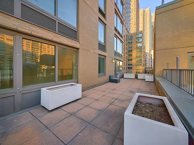160 Riverside Blvd #9U — Photo 6