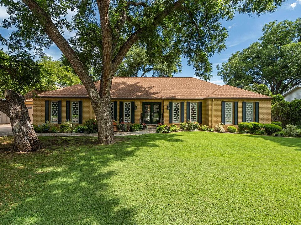 1st image of 2406 Lou Ln