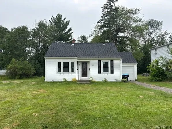 3360 Greenway Rd, Grand Island, NY 14072