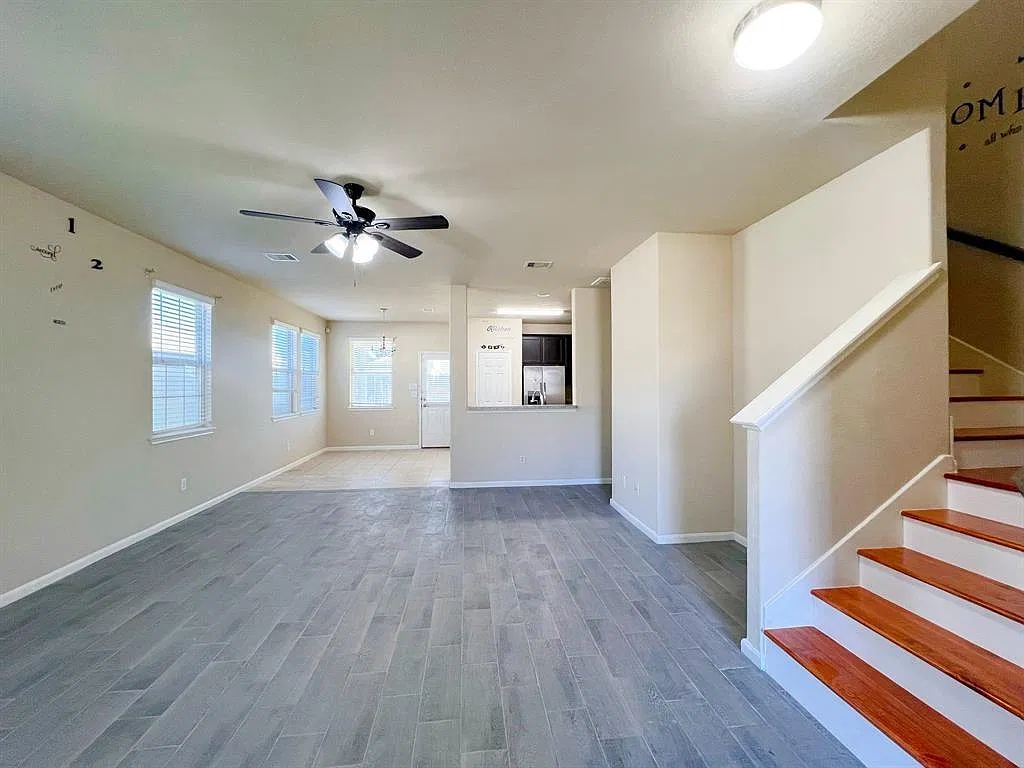 4 bed, 2.5 bath, 2285 sqft, $2,650 — Photo 2