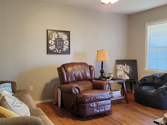 4th image of 502 Rock St
