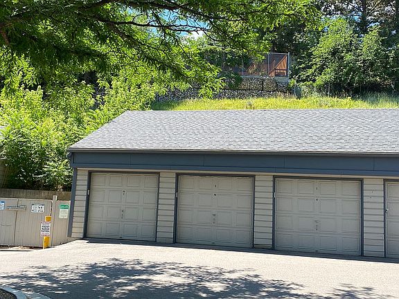 Comes w/ the left 2 garages