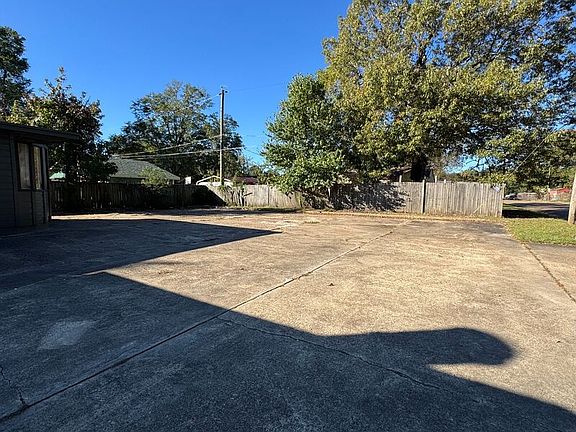 3rd image of 3015 Texas Blvd
