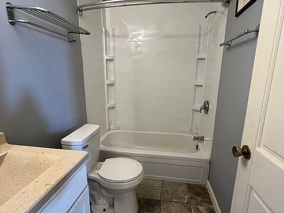 4th image of 409 SE 1st St #L