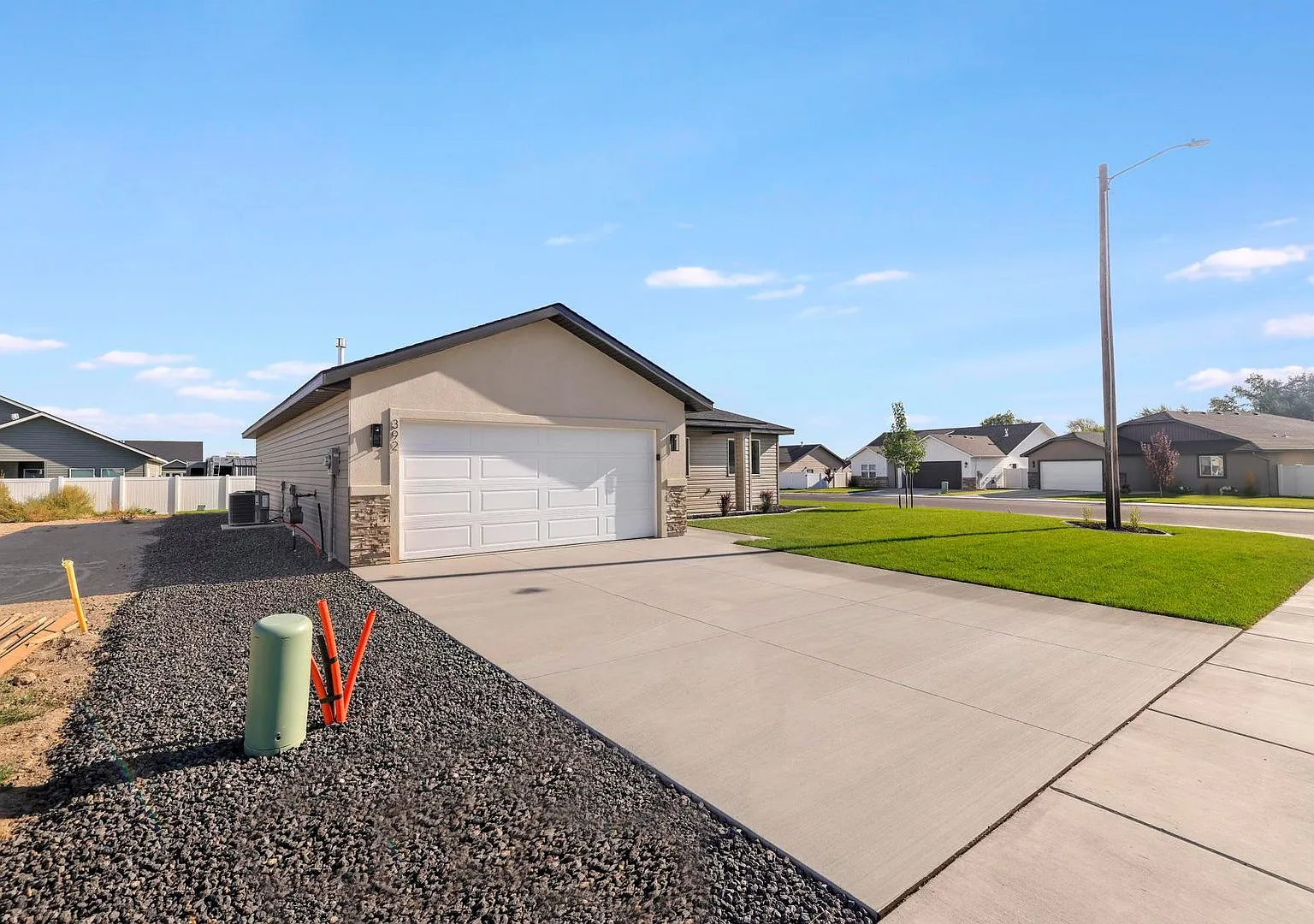 Spacious 4 bed/2 bath Rental with 2-Car Garage & Split Floor Plan — Photo 2
