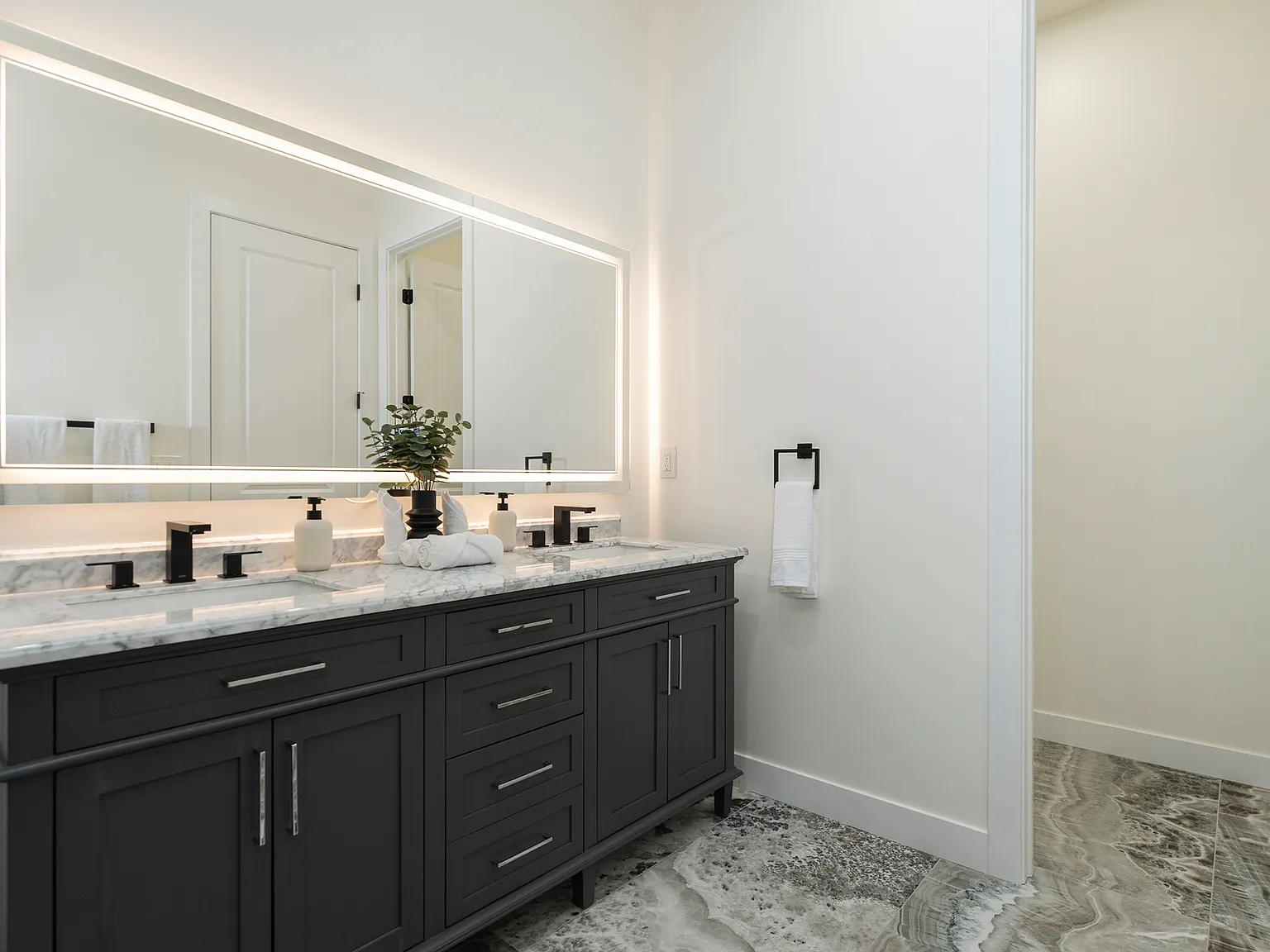 4 bed, 3.5 bath, 3008 sqft, $10,000 — Photo 4