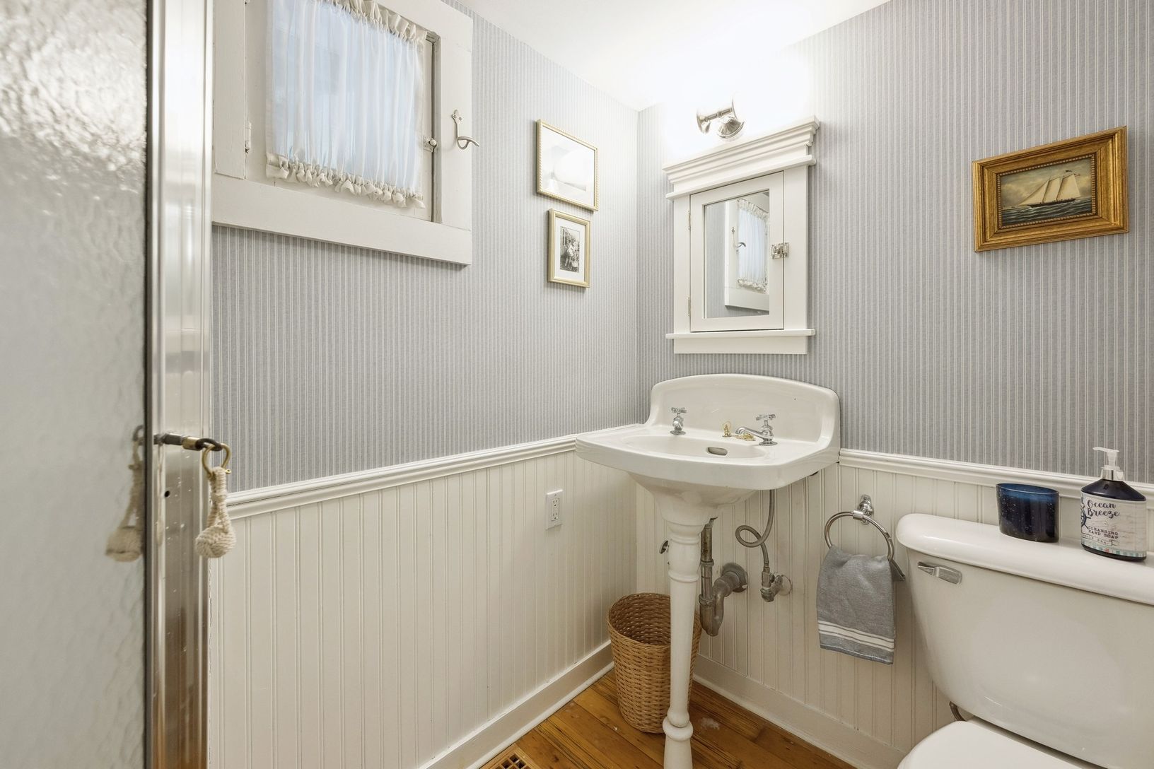  BATHROOM OFF SITTING ROOM