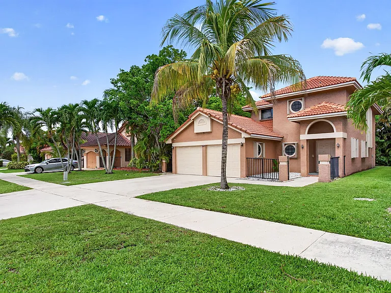 587 NW 38th Ave — Photo 36