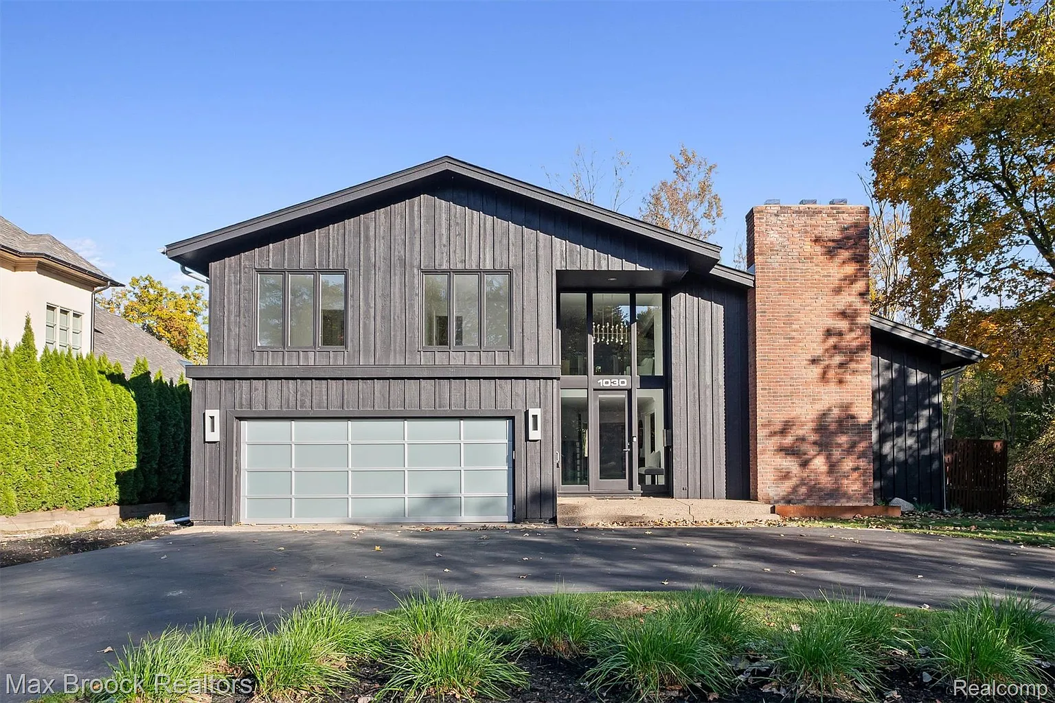 1030 Lakeside Dr photo 1
