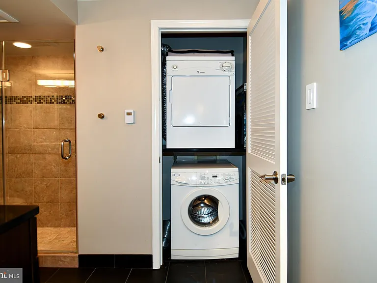 1301 N Courthouse Rd #1005 — Photo 27