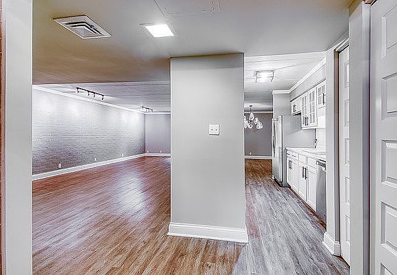 4th image of 400 Berlin Dr