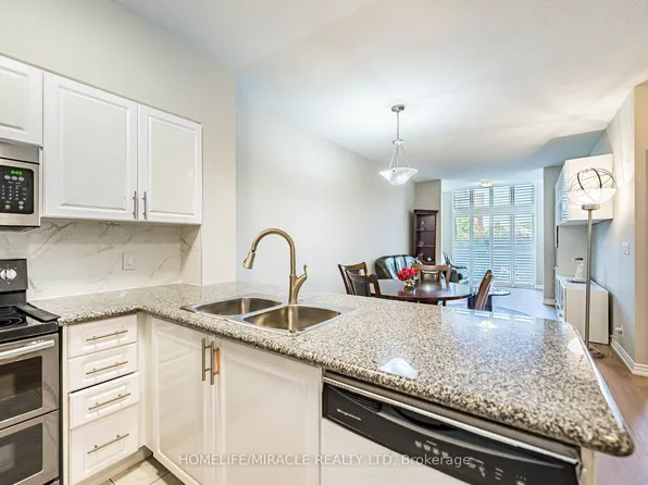 18 Harding Blvd #121, Richmond Hill, ON L4C 0T3