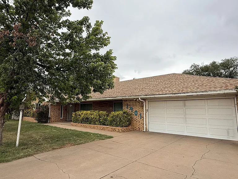 1401 Hillcrest Dr — Photo 2