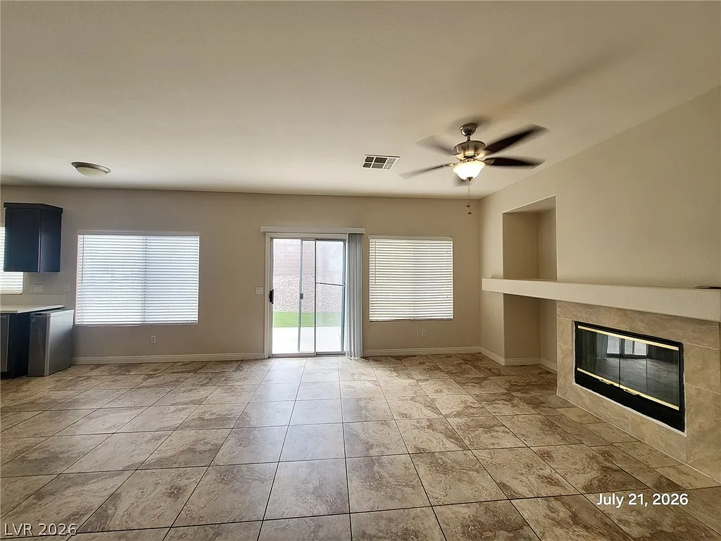 3 bed, 2.5 bath, 1900 sqft, $2,395 — Photo 4