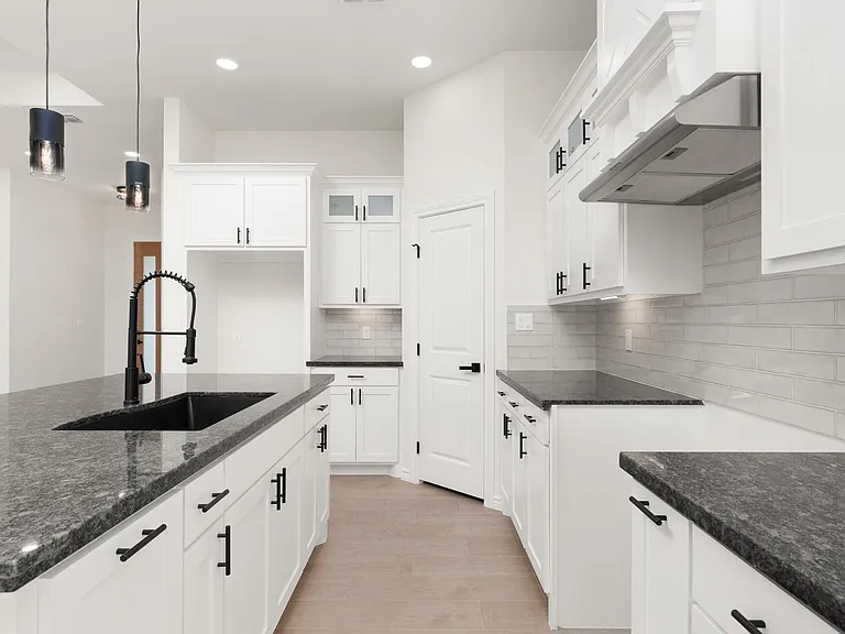 111 Hope Dr — Photo 2